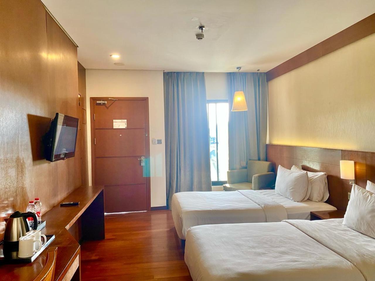 Oak Tree Emerald & Coventions 4* Semarang